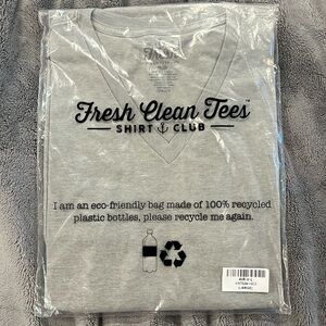 NWT Fresh Clean Tees men’s Large v-neck light gray t shirt